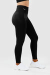 girl wearing invictus seamless leggings black