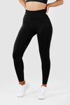 girl wearing invictus seamless leggings black