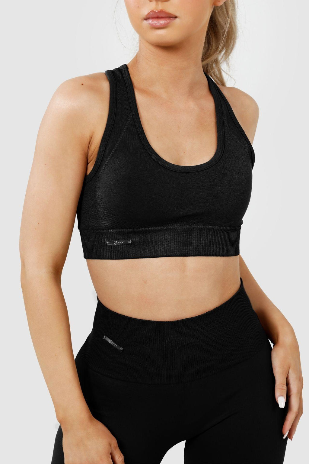 Close up girl wearing invictus seamless crop in black 