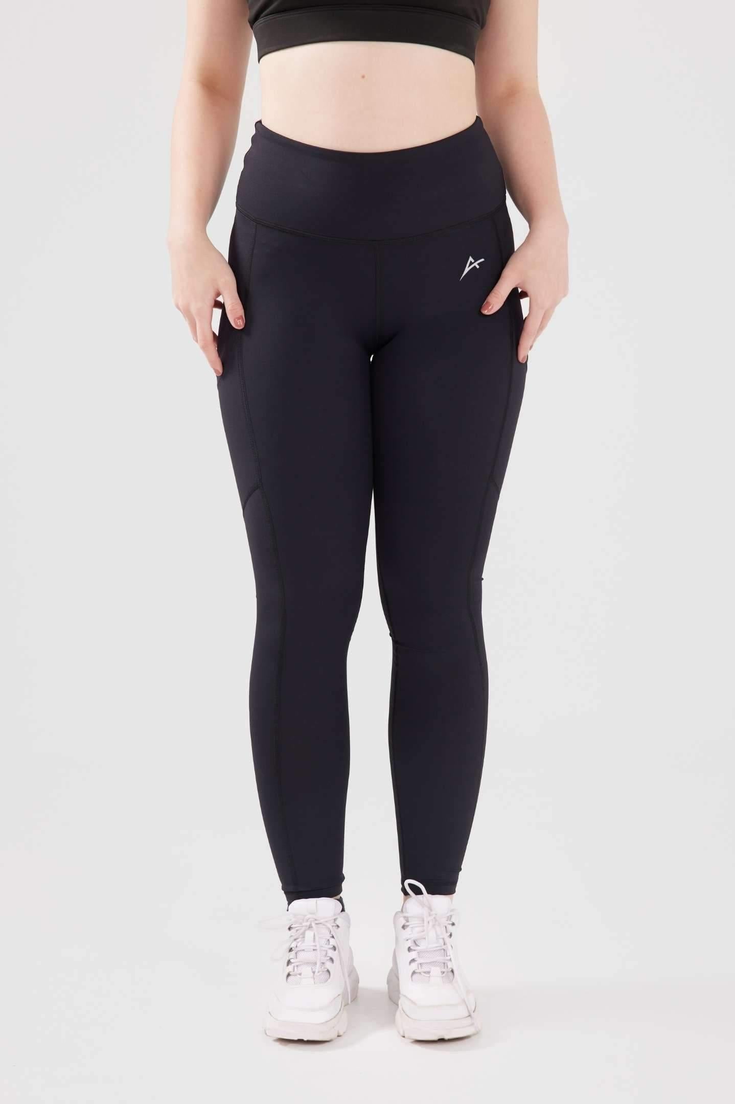 Close up girl wearing luxe pocket leggings in black front 